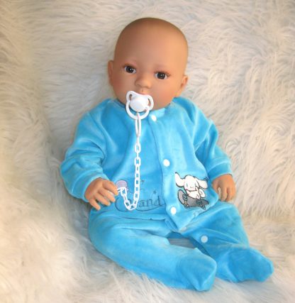 AD9i Levensechte Babypop Leoni soft body bruine ogen in velours pakje met speen 52 cm