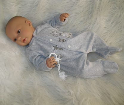 AD9b Levensechte Babypop Leoni soft body bruine ogen in velours pakje met speen 52 cm - Afbeelding 4