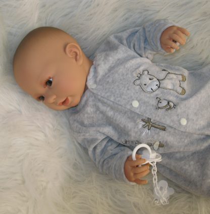 AD9b Levensechte Babypop Leoni soft body bruine ogen in velours pakje met speen 52 cm - Afbeelding 2