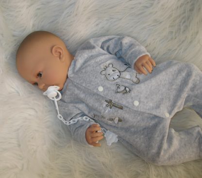 AD9b Levensechte Babypop Leoni soft body bruine ogen in velours pakje met speen 52 cm - Afbeelding 3