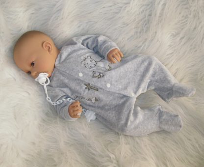 AD9b Levensechte Babypop Leoni soft body bruine ogen in velours pakje met speen 52 cm - Afbeelding 11