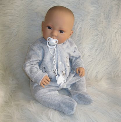 AD9b Levensechte Babypop Leoni soft body bruine ogen in velours pakje met speen 52 cm - Afbeelding 12