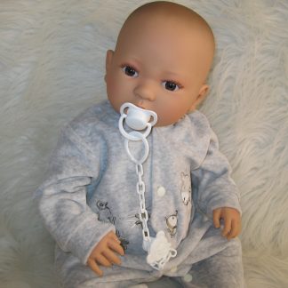 AD9b Levensechte Babypop Leoni soft body bruine ogen in velours pakje met speen 52 cm