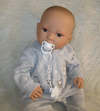 AD9b Levensechte Babypop Leoni soft body bruine ogen in velours pakje met speen 52 cm