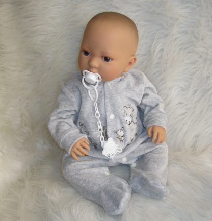 AD9b Levensechte Babypop Leoni soft body bruine ogen in velours pakje met speen 52 cm - Afbeelding 5
