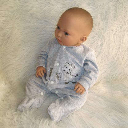 AD9b Levensechte Babypop Leoni soft body bruine ogen in velours pakje met speen 52 cm - Afbeelding 9