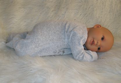 AD9b Levensechte Babypop Leoni soft body bruine ogen in velours pakje met speen 52 cm - Afbeelding 18