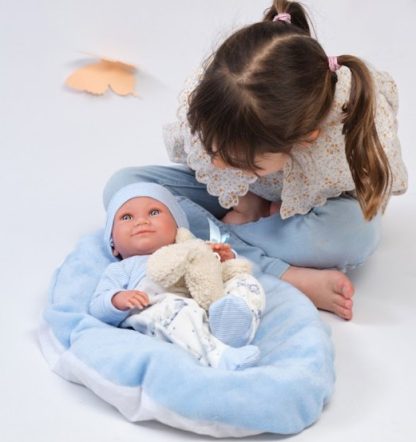 L00c Llorens levensechte babypop jongen fullbody in kleding en ligkussen 40 cm