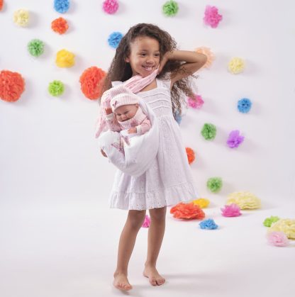 L02a Llorens levensechte babypop meisje full body in kleding draagmand en speen 40 cm - Afbeelding 4