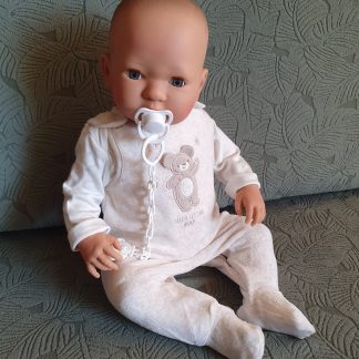AD7b Levensechte Babypop soft body Liam slaapogen met kleding en speen 52 cm