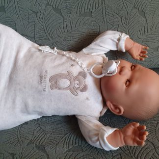 AD7b Levensechte Babypop soft body Liam slaapogen in kleding speen 52 cm