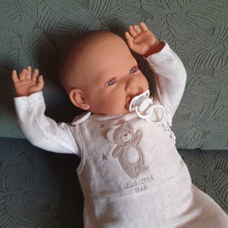 AD7m Levensechte Babypop softbody Lara met kleding en speen 52 cm