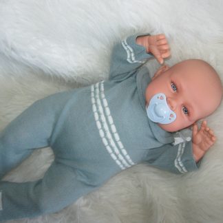 AJ12b Antonio Juan levensechte babypop Babydo blauwe ogen in kleding en speen 50 cm