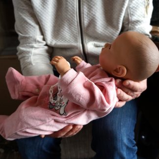 AD7f Levensechte Babypop soft body Lisa met slaapogen kleding speen 52 cm