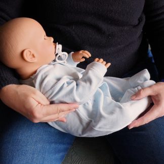 AD7g Levensechte Babypop soft body Lisa met slaapogen kleding speen 52 cm