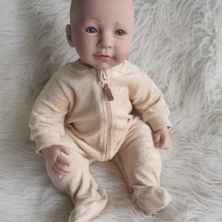 ADH1d Demonstratiepop babypop voor babyfotografie - therapie - babymassage in beige pakje 52 cm gewicht 3300 gram