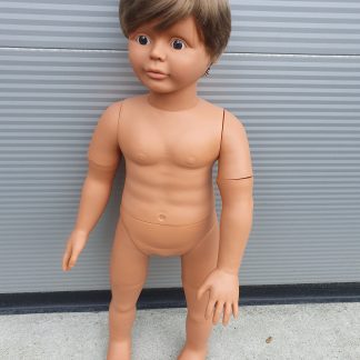 P22 Grote pop voor etalage kinderkleding 81 cm - etalagepop kind