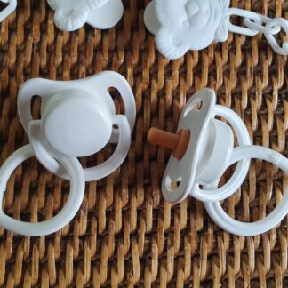 Speen wit 2 x Dunne maat met speenketting voor babypoppen - Let op zie omschrijving voor welke pop !